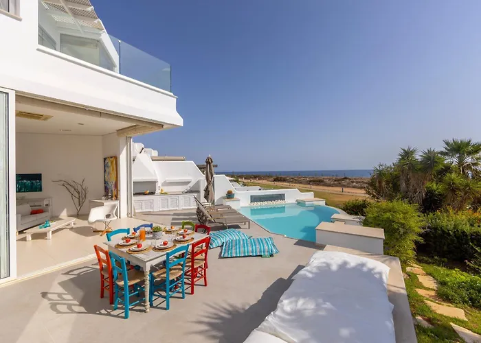 فيلة Seafront Alemar